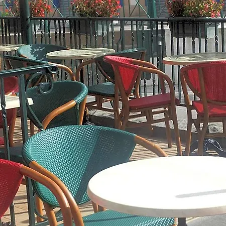 Hotel-cafe Du Trinquet ホテル 3*